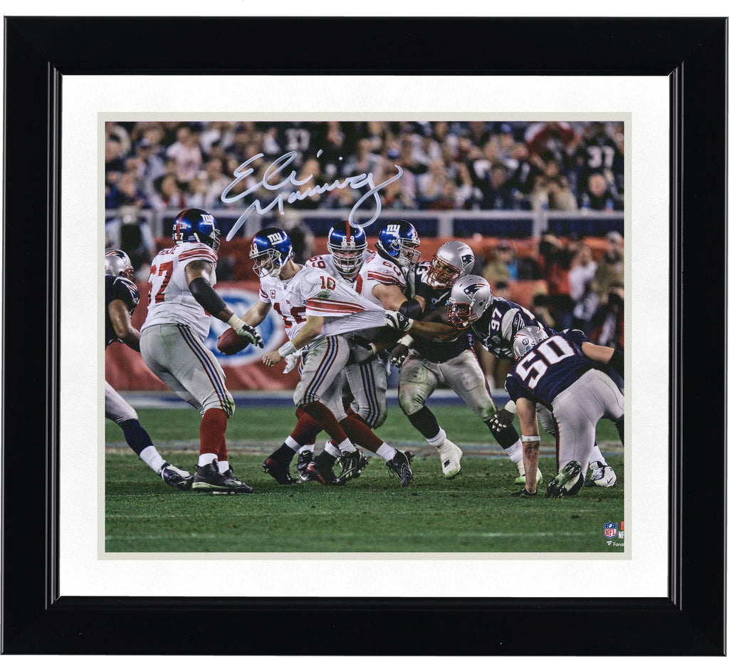 Eli Manning Signed 8 x 10 Super Bowl XLII Escape Photo | Giants